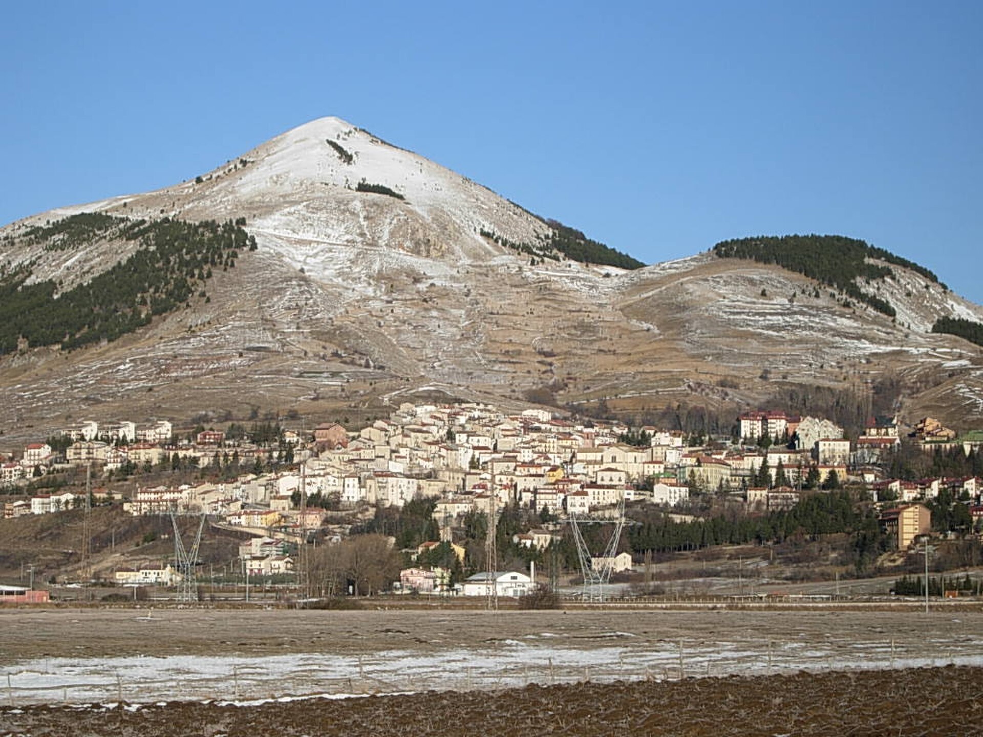 Rivisondoli ai piedi della montagna innevata